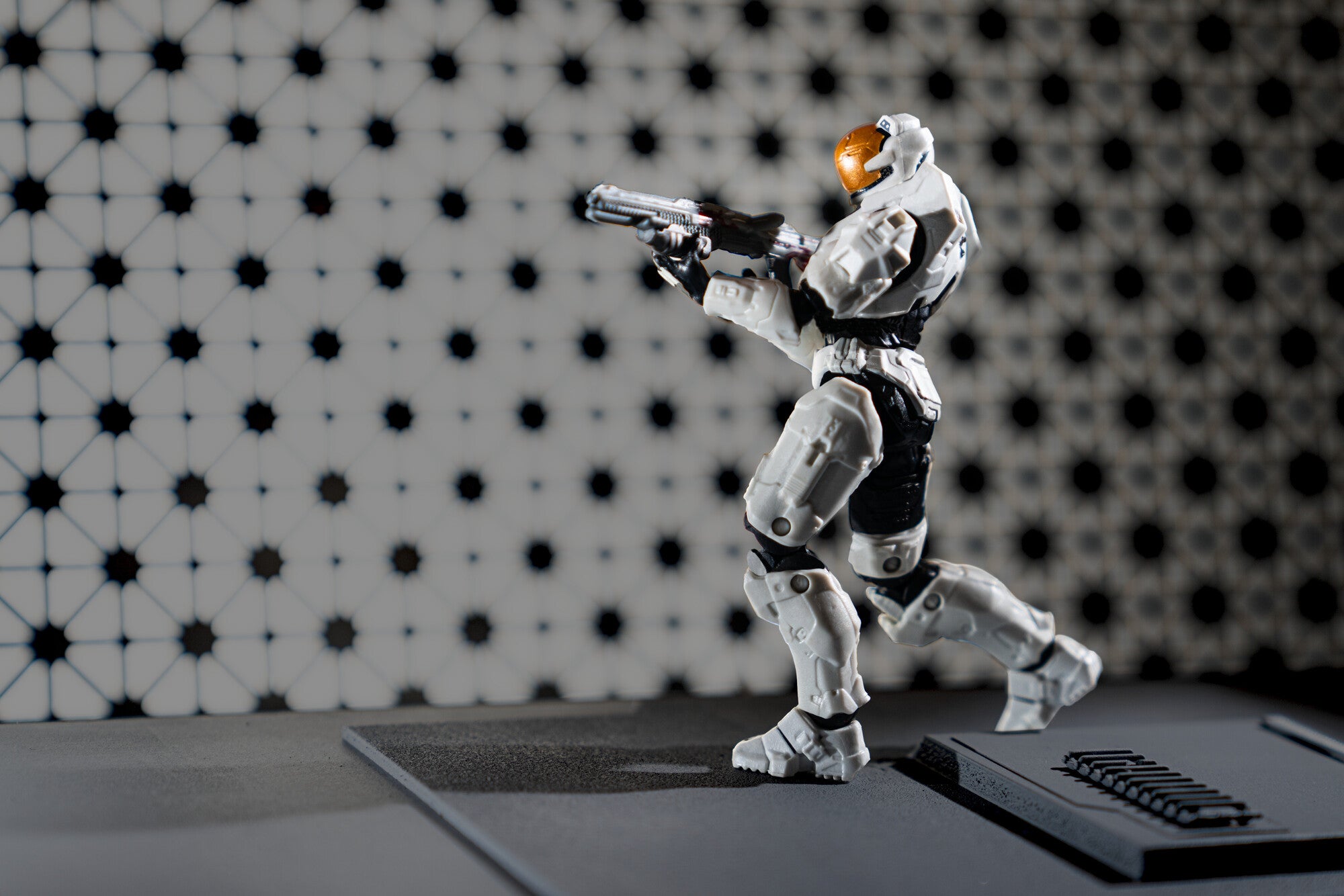 Halo Kelly-087 - Deluxe 4-Inch Articulated Figure with ??Oathsworn?? Shotgun - Image 5